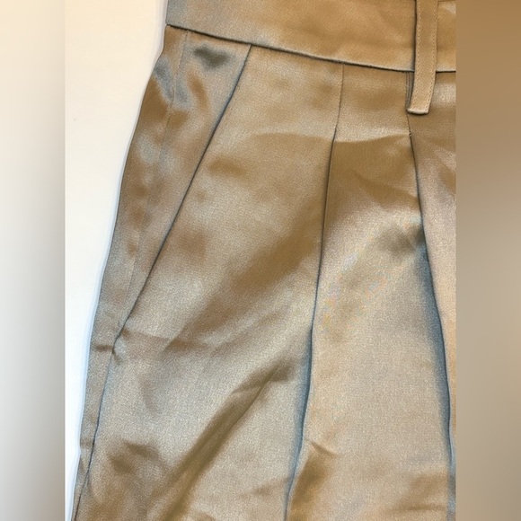 Stylish Women's Pleated Shorts in Olive Green - Picture 3 of 4